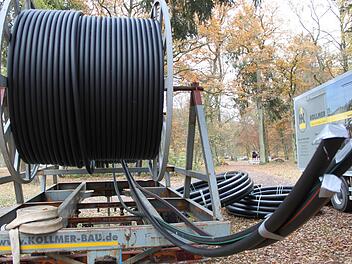 Derzeit werden entlang des Weges durch den Luisenhain Leerrohre für Strom- und Telekommunikationskabel zur Steuerung des Jahnwehres und des Sperrtores am linken Regnitzarm bei Bug in den Boden gebracht.  Foto: Sebastian Martin