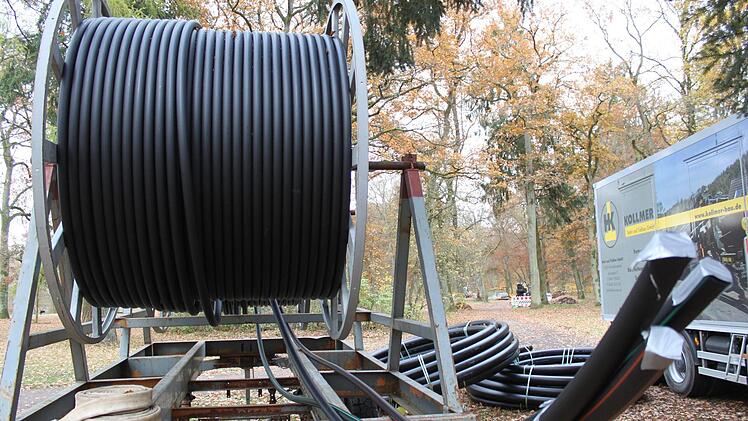 Derzeit werden entlang des Weges durch den Luisenhain Leerrohre für Strom- und Telekommunikationskabel zur Steuerung des Jahnwehres und des Sperrtores am linken Regnitzarm bei Bug in den Boden gebracht.  Foto: Sebastian Martin
