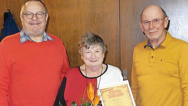 Vorsitzender Werner Brose (links) hat Rita Reuschlein die Ernennungsurkunde zum Ehrenmitglied überreicht. Mit im Bild Edgar Jakob, der sein Amt als Zweiter Vorsitzender abgab. Foto: privat