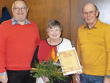 Vorsitzender Werner Brose (links) hat Rita Reuschlein die Ernennungsurkunde zum Ehrenmitglied überreicht. Mit im Bild Edgar Jakob, der sein Amt als Zweiter Vorsitzender abgab. Foto: privat