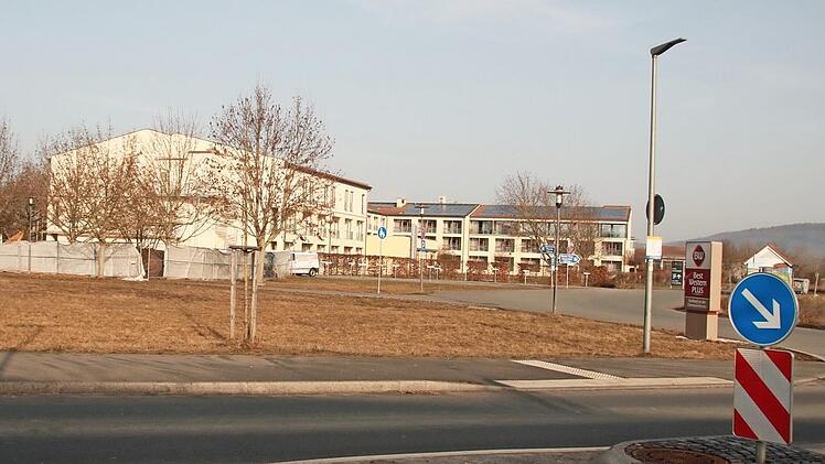 Das Kurhotel soll erweitert werden. Ein neues, rund 18 Meter hohes Gebäude ist unweit der Straße "Am Kurpark" (im Bildvordergrund) vorgesehen.