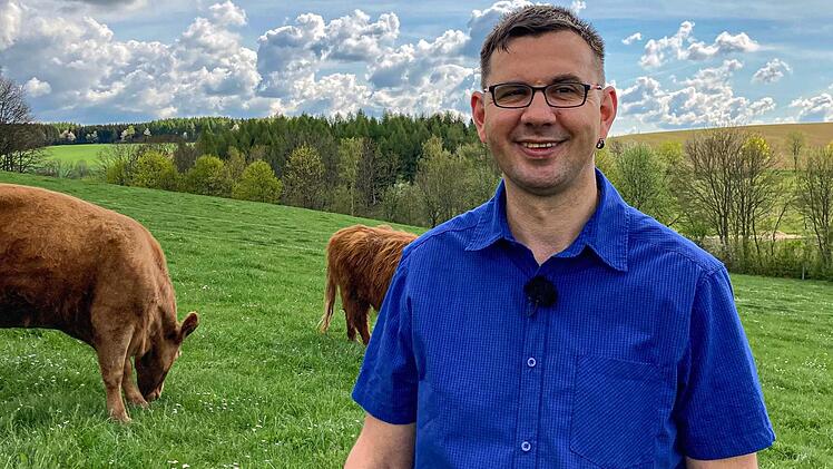 Der Mutterkuhhalter lebt auf seinem Hof im Erzgebirge.