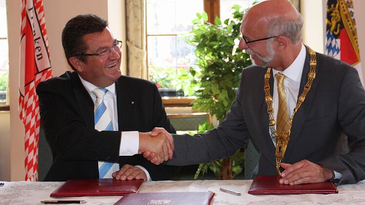 Es ist vollbracht. Franz Josef Pschierer (links) und OB Kay Blankenburg gratulieren sich.