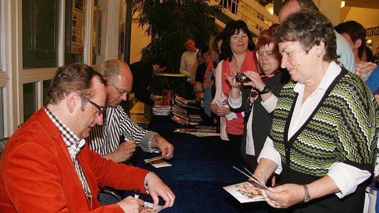 Nach dem Auftritt gaben die Künstler noch Autogramme für ihre Kulmbacher Fans.