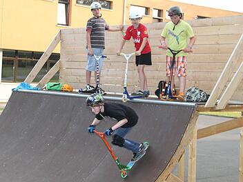 Luftsprünge vor Freude nach der Gemeinderatssitzung: Die Räte haben einen Antrag auf Abbau der Skater-Anlage abgelehnt.  Foto: Gerda Völk