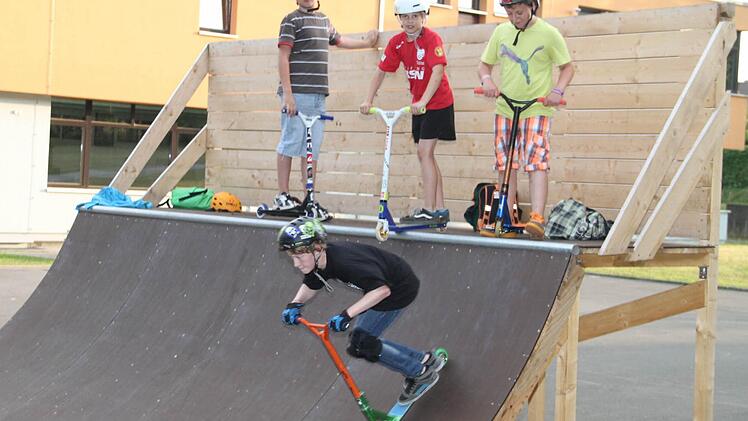 Luftsprünge vor Freude nach der Gemeinderatssitzung: Die Räte haben einen Antrag auf Abbau der Skater-Anlage abgelehnt.  Foto: Gerda Völk