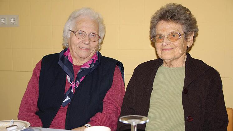 Als die Synagoge brannte, saßen sie zusammen auf der Schulbank. Heute leben die Brückenauerinnen Rosemarie Schubert (links) und Frieda Krug im Seniorenheim Haus Waldenfels. Foto: Ulrike Müller