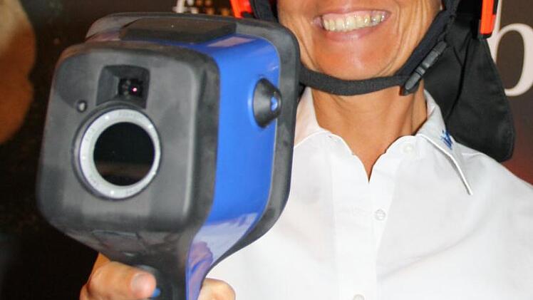 Tatjana Berner von der Firma "Dräger" führte Spezialausrüstung für die Wehren vor, darunter Wärmebildkamera und Helm.