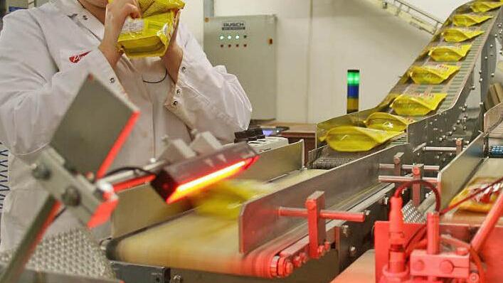 Stichprobenprüfung am laufenden Band: Sandra Götz testet, ob die Beutel dicht sind.  Fotos: Andreas Oswald