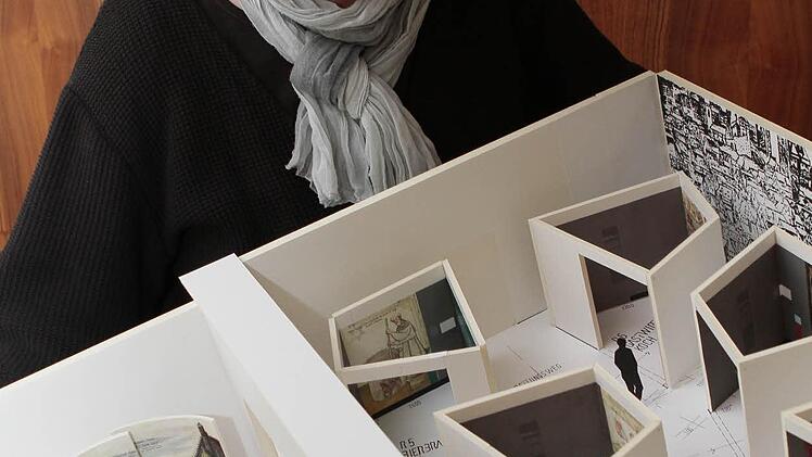 Projektleiterin Sigrid Daum mit einem Modell des Technikums im künftigen Gewürzmuseum. Während der Blaicher Weihnacht am nächsten Sonntag können Besucher einen Blick in die echten Räume werfen. Fotos: Jochen Nützel