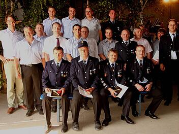 Zahlreiche Wehrleute erhielten für ihre langjährigen Dienste das staatliche Ehrenabzeichen; (zweite Reihe von links) Schirmherr Maximilian Freiherr von Rotenhan, KBM Ralf Morgenroth, Kreisbrandrat Ralf Dressel, stv. Landrat Michael Ziegler, 1. Kommandant Florian Rengstl und Bürgermeister Willi Sendelbeck.