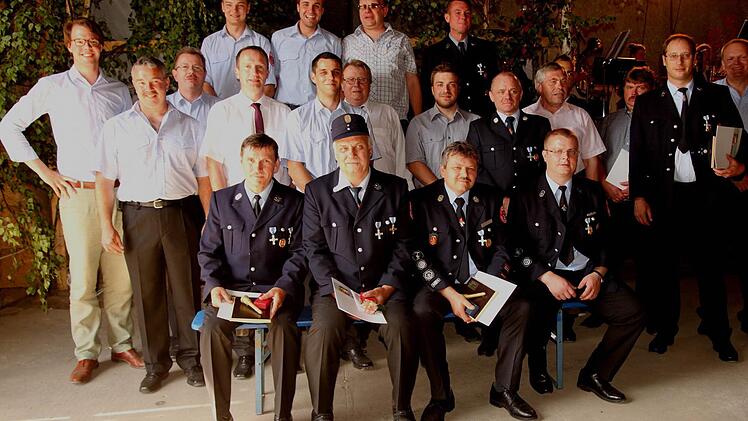 Zahlreiche Wehrleute erhielten für ihre langjährigen Dienste das staatliche Ehrenabzeichen; (zweite Reihe von links) Schirmherr Maximilian Freiherr von Rotenhan, KBM Ralf Morgenroth, Kreisbrandrat Ralf Dressel, stv. Landrat Michael Ziegler, 1. Kommandant Florian Rengstl und Bürgermeister Willi Sendelbeck.