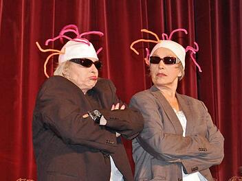 Starke Mimik und freche Dialoge lieferten die "Lästerschwästern" beim Kissinger Kabarettherbst.  Fotos: Sigismund von Dobschütz