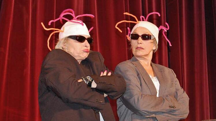 Starke Mimik und freche Dialoge lieferten die "Lästerschwästern" beim Kissinger Kabarettherbst.  Fotos: Sigismund von Dobschütz