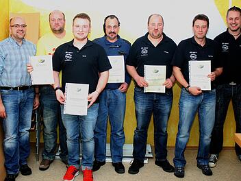 Einige Ehrungen gab es beim Opelclub Züntersbach (von links): stellvertretender Vorsitzender Michael Hergenröther, Johannes Ditzel, Kevin Vorndran, Matthias Stork, Harald Ziegler, Carsten Herzog und Vorsitzender Ingo Breitenbach. Foto: Steffen Vetter