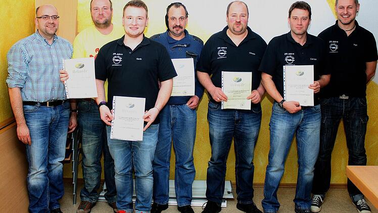 Einige Ehrungen gab es beim Opelclub Züntersbach (von links): stellvertretender Vorsitzender Michael Hergenröther, Johannes Ditzel, Kevin Vorndran, Matthias Stork, Harald Ziegler, Carsten Herzog und Vorsitzender Ingo Breitenbach. Foto: Steffen Vetter