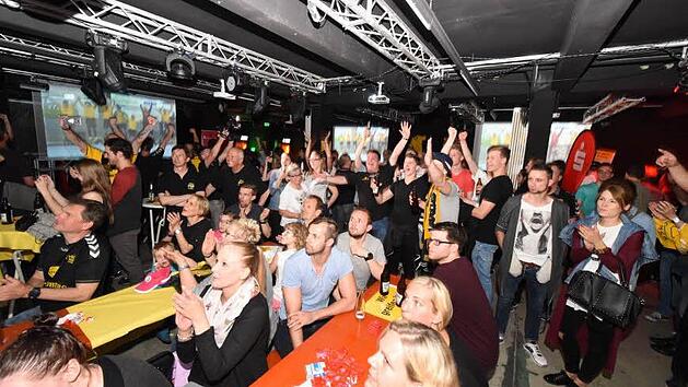 Seine Feuertaufe als Public-Viewing-Location hat der "Feierraum" im Steinweg am vergangenen Samstag mit Bravour bestanden. Wie schon beim HSC-Aufstiegsspiel werden jetzt auch alle Spiele der deutschen Nationalmannschaft bei der Fu&szlig;ball-EM auf mehreren Gro&szlig;bildleinw&auml;nden &uuml;bertragen. Foto: Hagen Lehmann