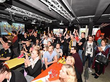 Seine Feuertaufe als Public-Viewing-Location hat der "Feierraum" im Steinweg am vergangenen Samstag mit Bravour bestanden. Wie schon beim HSC-Aufstiegsspiel werden jetzt auch alle Spiele der deutschen Nationalmannschaft bei der Fu&szlig;ball-EM auf mehreren Gro&szlig;bildleinw&auml;nden &uuml;bertragen. Foto: Hagen Lehmann