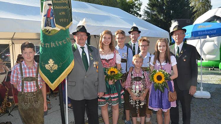 Der Jungschützenkönig David Beetz trägt stolz die Jungschützen-Königskette, umrahmt von den Lieseln Julia Geiger (l.) und Antonia Pfadenhauer (r.) und hinter ihm 1. Ritter Lukas Beetz, 2. Ritter Sebastian Tumbach, dahinter in der Mitte Mathias Beetz (Schatzmeister). Desweiteren mit im Bild (v. l.) Vorjahresjungschützenkönig Tim Baumstark, Fähnrich Emil Müller und Schützenmeister Reinhold Wolf (r.)