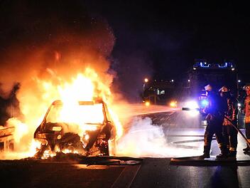 Zwischen Eggolsheim und Buttenheim ist am Montagabend auf der A73 ein Auto in Brand geraten. Der 76 Jahre alte Fahrer blieb unverletzt, Foto: News5/Merzbach