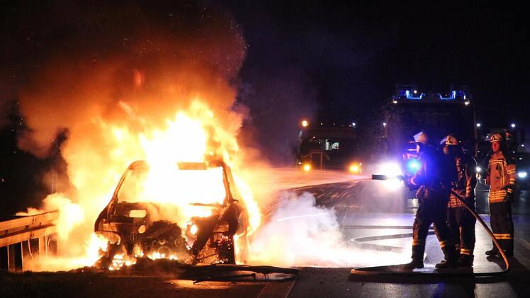 Zwischen Eggolsheim und Buttenheim ist am Montagabend auf der A73 ein Auto in Brand geraten. Der 76 Jahre alte Fahrer blieb unverletzt, Foto: News5/Merzbach