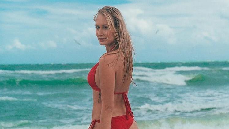 Janina am Strand von Miami. Foto: MG RTL D/ Ayra Shiraz