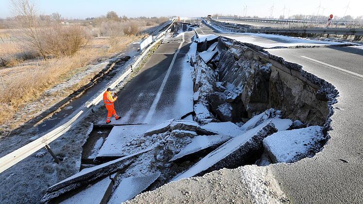 Das Loch auf der A20 erstreck sich mittlerweile über 95 Meter. Foto: dpa/ Bernd Wüstneck