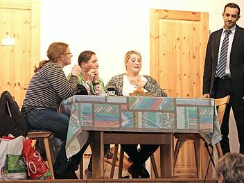 Bis auf der Bühne wirklich "Alles Paletti" ist, müssen Akteure und Zuschauer einige heitere Irrungen und Wirrungen überstehen. Fotos: Richard Sänger