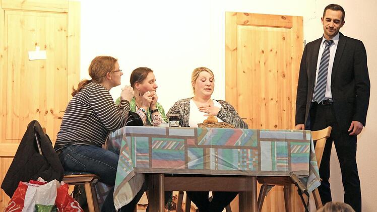 Bis auf der Bühne wirklich "Alles Paletti" ist, müssen Akteure und Zuschauer einige heitere Irrungen und Wirrungen überstehen. Fotos: Richard Sänger