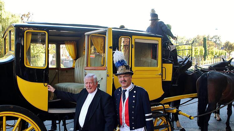 Bischof em. Friedhelm Hofmann und Postillon Stefan Matthes freuen sich auf die Kutschfahrt. Foto: Werner Vogel I