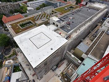 Eingezwängt zwischen bereits bestehender Bebauung entsteht derzeit das neue Operationszentrum der Erlanger Unikliniken. Der Rohbau ist  fertiggestellt.uniklinik