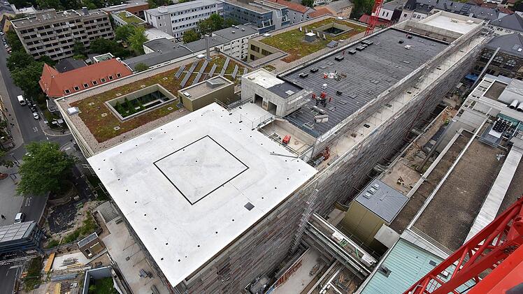Eingezwängt zwischen bereits bestehender Bebauung entsteht derzeit das neue Operationszentrum der Erlanger Unikliniken. Der Rohbau ist  fertiggestellt.uniklinik