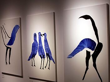 Entfernt an Höhlenmalereien erinnern die Werke von Abi Shek, der mit tiefblau und schwarz auskommt.Michael Wunder