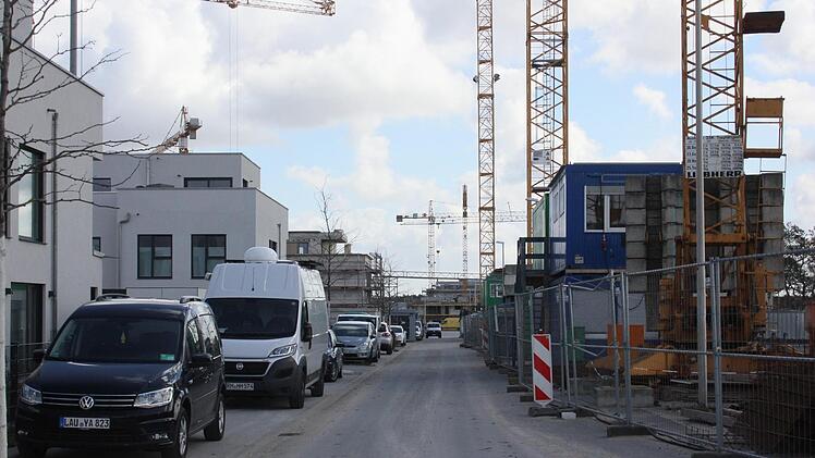 Noch ist Großbaustelle im zweiten Bauabschnitt der Herzo Base. Die "fehlenden" Gehwege in den Ringstraßen sorgen dennoch weiterhin für Diskussion.  Foto: Bernhard Panzer