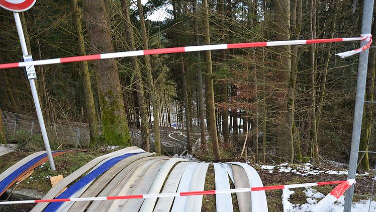 Das Wasser wird den Hang entlang zum Betriebsgebäude geleitet. Foto: Sandra Hackenberg