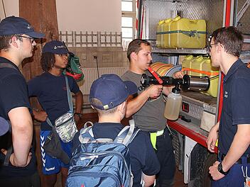 Im Feuerwehrhaus der Freiwilligen Feuerwehr Münnerstadt bekamen die jungen Gäste aus Karlsruhe einen Überblick über die Ausrüstung.