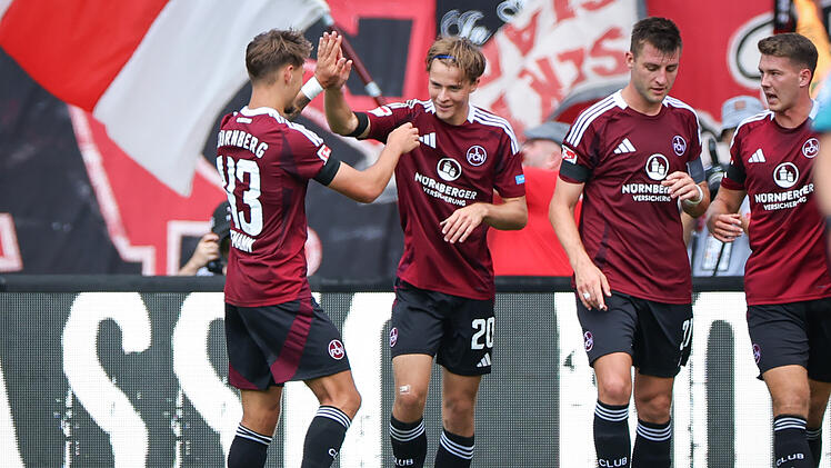 1. FC Nürnberg - FC Schalke 04: Club schlägt Schalke bei Kloses Heimpremiere