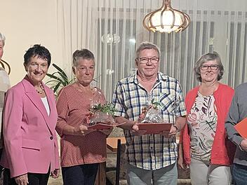 Das Foto zeigt (von links) MdL Holger Grießhammer, Ewald Nüssel (Ehrenmitglied), Inge Aures (Kreisvorsitzende), Uschi Kramer (Ehrung für zehnjährige Mitgliedschaft), Klaus Zwickenpflug (30 Jahre), Vorsitzende Angelika Munk, Klaus Müller (50 Jahre)...