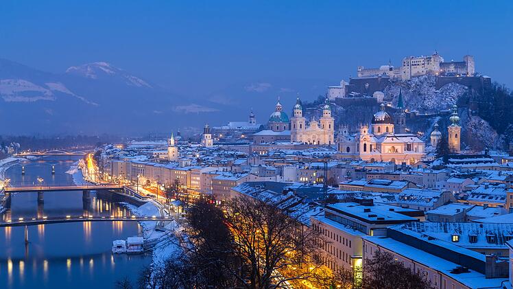 Blick auf Salzburg Stadt im Winter - Abendstimmung