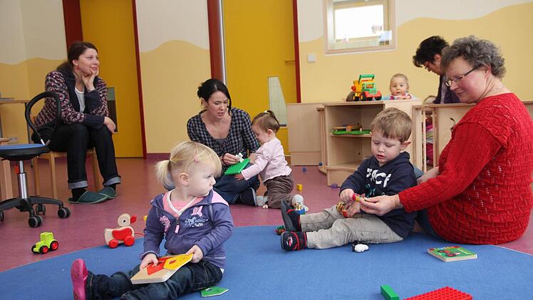 Doreen Peters und Heike Galster, rechts die Betreuerinnen Rita Alt und Roxy Sponsel, davor die Kinder  Celine, Emma und Elias