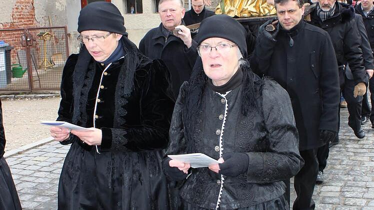 Die Frauen vom Heimat- und Trachtenverein mit der Pieta "Jesus im Schoß seiner Mutter" bei der Karfreitagsprozession