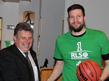 Strahlende Gesichter bei der Baunacher "Double"-Feier: Bürgermeister Ekkehard Hojer und Center Christoph Jungbauer. Fotos: Bertram Wagner