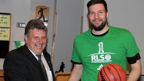 Strahlende Gesichter bei der Baunacher "Double"-Feier: Bürgermeister Ekkehard Hojer und Center Christoph Jungbauer. Fotos: Bertram Wagner