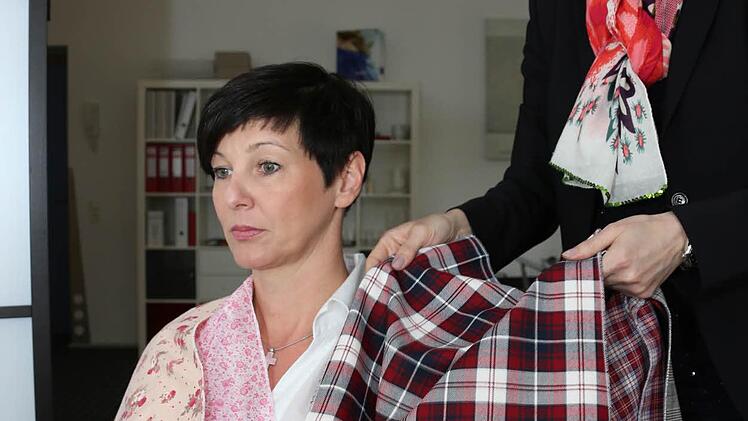 Kräftige Muster sind besser als zarte, demonstriert Christiane Eller mit Tüchern.