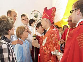 Christian wird durch Erzbischof Ludwig Schick gefirmt.  Foto: Johanna Blum