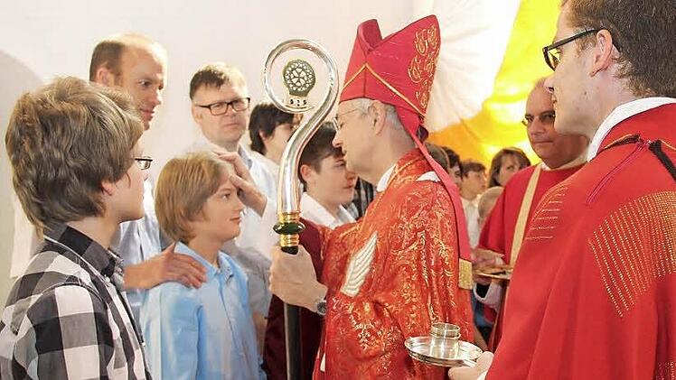 Christian wird durch Erzbischof Ludwig Schick gefirmt.  Foto: Johanna Blum