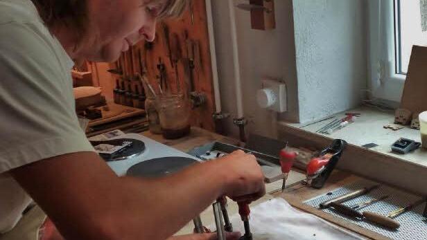 Für die Arbeit an den Geigen benötigt Jungbauer viel Erfahrung und Geschicklichkeit. Fotos: Werner