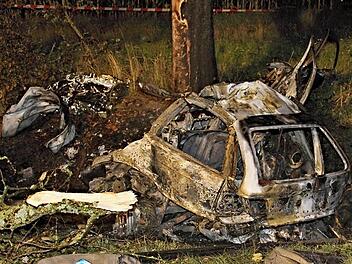 Der BMW prallte gegen diesen Baum. Durch die Wucht wurde das Auto unmittelbar vor der Frontscheibe auseinandergerissen und geriet in Brand. Die Fahrzeugfront mit dem Motor wurde mehrere Meter weit in Fahrtrichtung geschleudert.  Fotos: Helmut Will