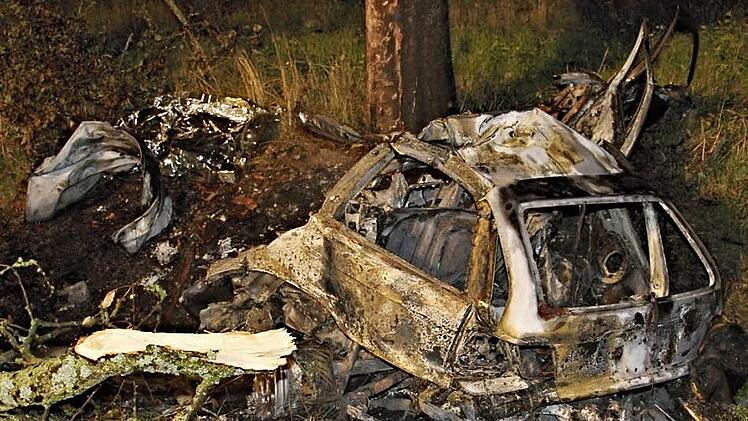 Der BMW prallte gegen diesen Baum. Durch die Wucht wurde das Auto unmittelbar vor der Frontscheibe auseinandergerissen und geriet in Brand. Die Fahrzeugfront mit dem Motor wurde mehrere Meter weit in Fahrtrichtung geschleudert.  Fotos: Helmut Will