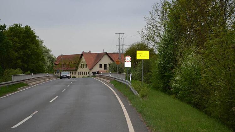 Die Brücke über die Rodach wird um rund 70 Zentimeter höher gesetzt. Darunter ist ein Geh- und Radweg vorgesehen. Foto: Thomas Micheel
